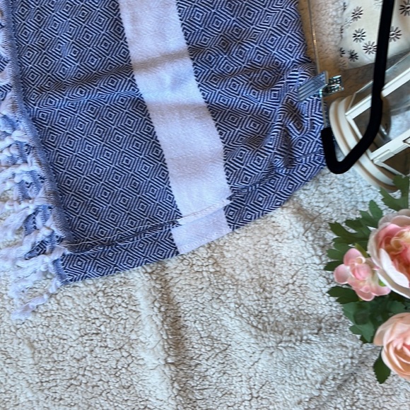 Trina Turk lightweight throw - Picture 4 of 6